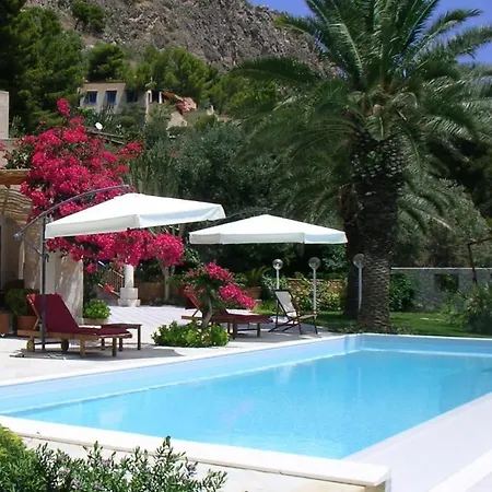 La Del Golfo Bed & Breakfast *